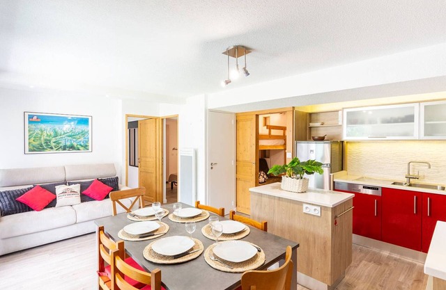 Heart of Saint Lary Soulan, renovated 3-bedroom apartment for 11 with balcony views