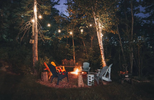 Heart of West Bedford: Cozy Garden, Bonfire & Cinemann