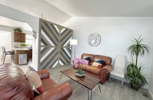 Heart of WVC, Family Friendly, 2 King beds, 3 Queen Beds, 2 sofa sleepers.