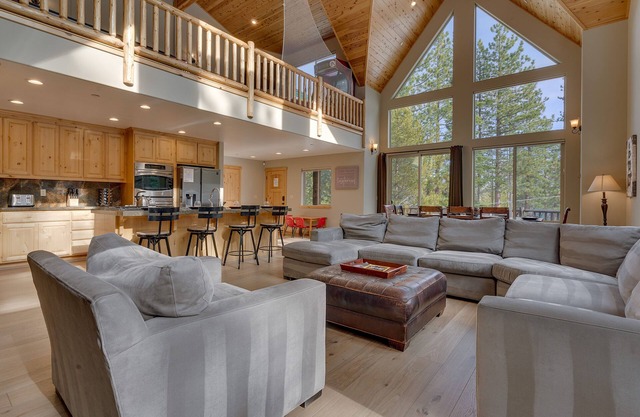 Heated Indoor Pool, Arcade, Skeeball, Sauna, Foosball, Pool Table, Spa, Grill – Heavenly Escape