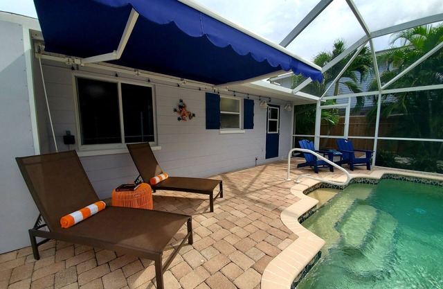 Heated Pool, Bikes, Kayaks, Sups, Outdoor Tiki Bar with TV! & Corn Hole Court
