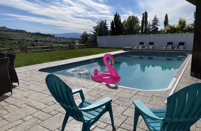 Heated Pool, Hot tub, Chef’s Kitchen, Tesla charging, Sleeps 12