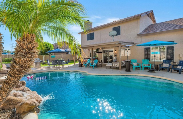 Heated pool, hot tub, game room, family friendly, near entertainment!