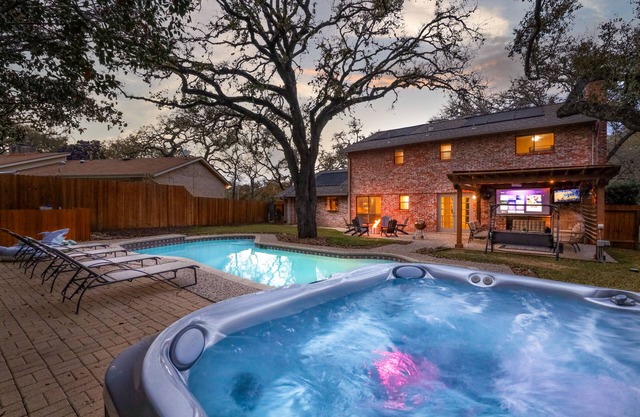 Heated Pool~HotTub~Huge Game Room~Fire Pit~Big Backyard~Alamo City Retreat