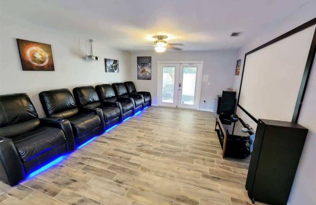 Heated pool, Jacuzzi & Sauna! Tampa, FL