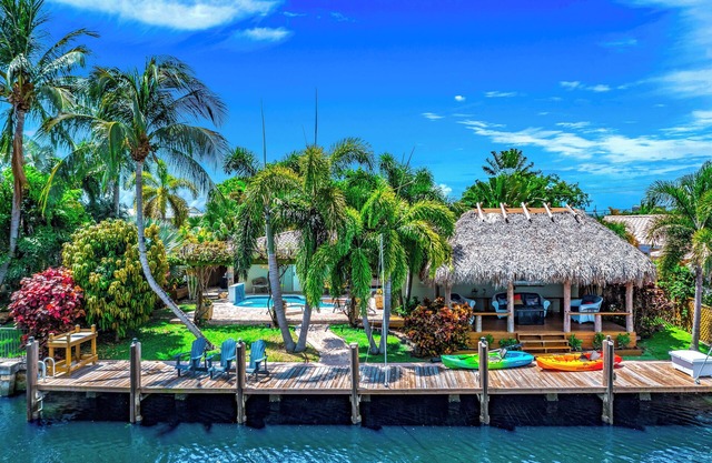 HEATED POOL + KAYAKS! TIKI HUT & 1 MILE TO BEACH!