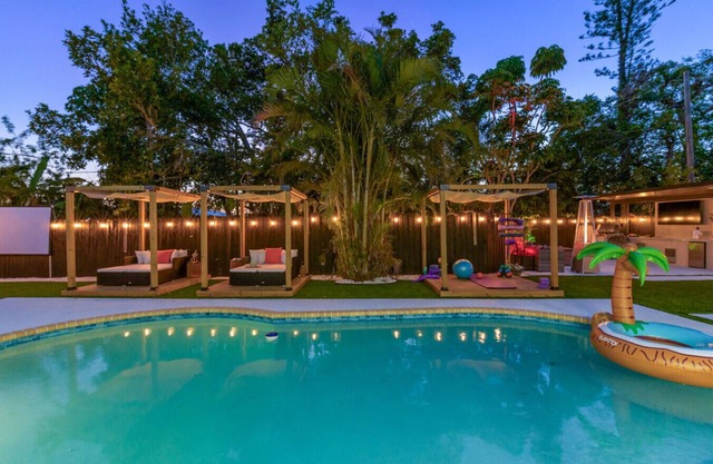 Heated Pool Sleeps 20! Hot Tub Outdoor Kitchen/Theater