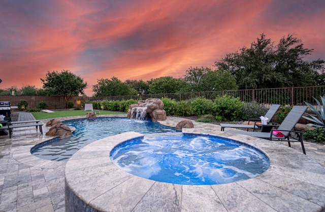 Heated Pool/Spa. Putting Green. Ping Pong. Bikes. Family Fun.