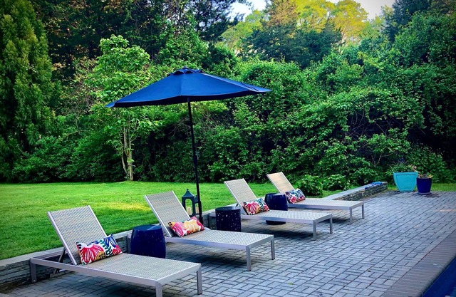 Heated SaltWater Pool, Walk to Beach, Private Yard for Pup, Spotless easy home.