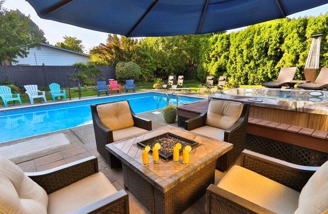 HEATED Swimming Pool, Hot Tub, Steps from Park, Dog Friendly