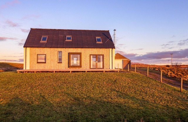 HEATHERLEA, pet friendly, with open fire in Lochmaddy, North Uist