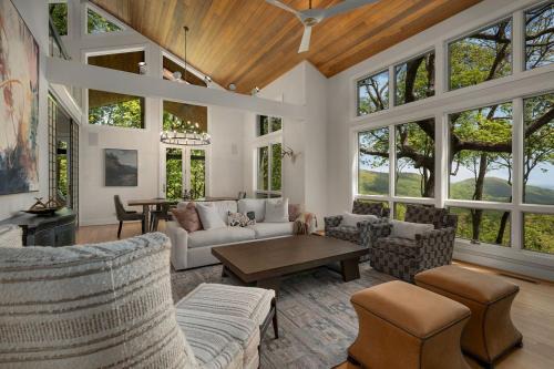 Heaven and Earth - Luxury Accomodations, Breathtaking Mountain Views, Game Rooms + More!