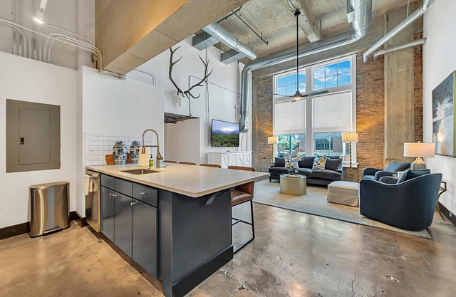 Hebrews 13:2- Wonderful 2 bedroom condo downtown Waco, Baylor, Silos