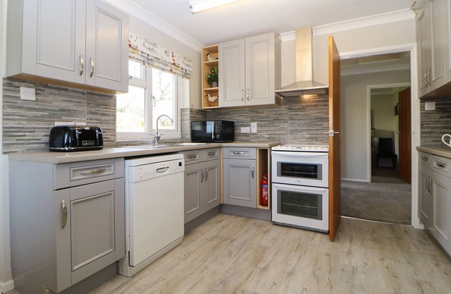 HEDGEROW, pet friendly, with open fire in Blackawton