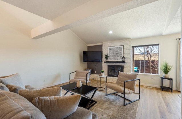 Hefner Lake Townhome, trails, restaurants, shopping