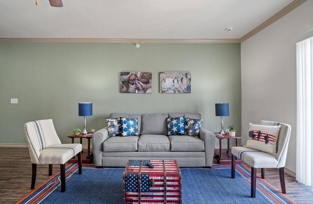 HEIRS VENTURES : PATRIOT - Near Civic Center . Museum . Oklahoma City Thunders . Self Check-In . With Washer and Dryer