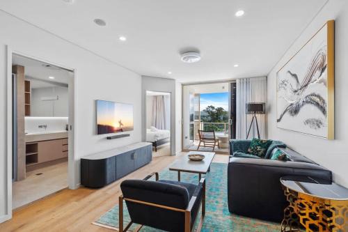 HELIA - Beautiful West End Apt w parking and pool
