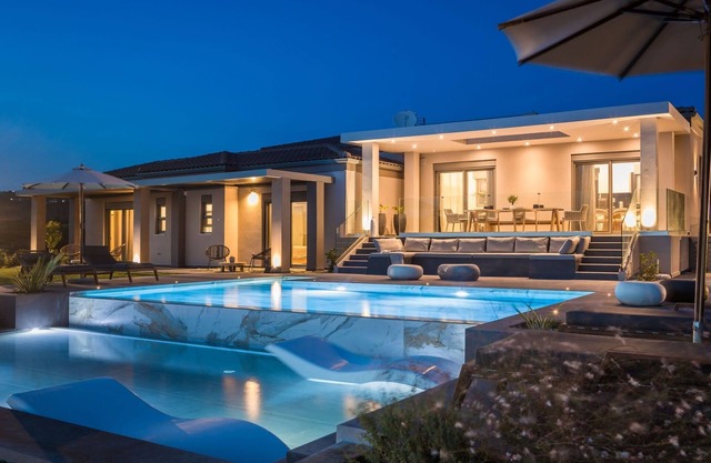 Helios Luxury Villa - Three Bedroom Villa, Sleeps 8