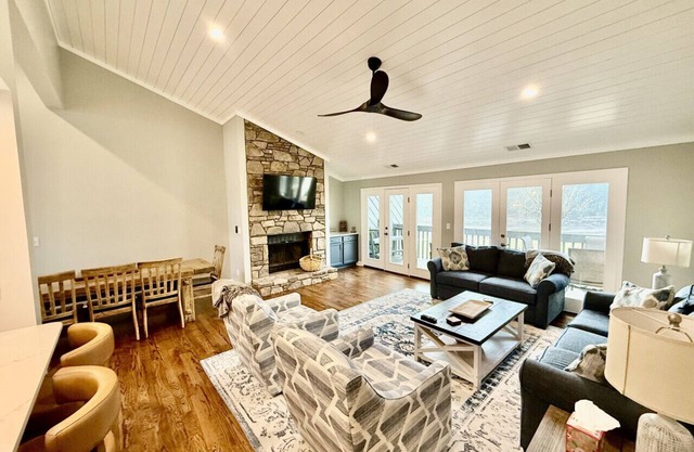 ~Hell of a View-Rumbling Bald Elite Lakeside Condo