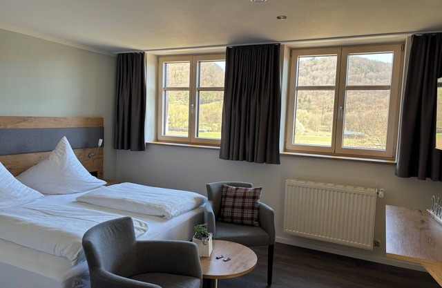 Helles Doppelzimmer mit Fernseher