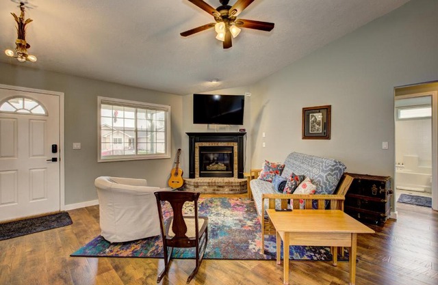 Hello Dolly! 3 beds, 2 bath, 2 TV's, Fireplace, Quiet Neighborhood in Star, ID minutes from walking trails and river views