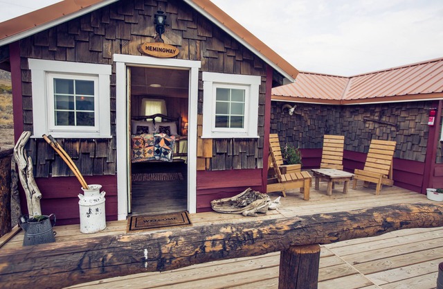 Hemingways cozy rustic cabin 5 min. from Cody