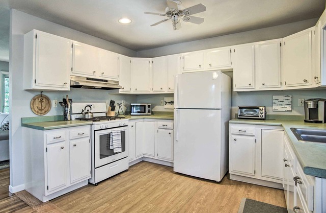 Hen Cove Home w/Wood Deck - Walk to Beaches!
