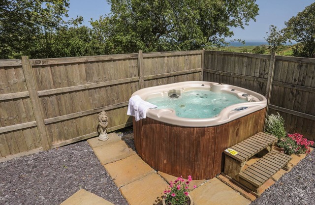 HEN GILFACH STABLE, romantic, with hot tub in Llanfairyngnhornwy