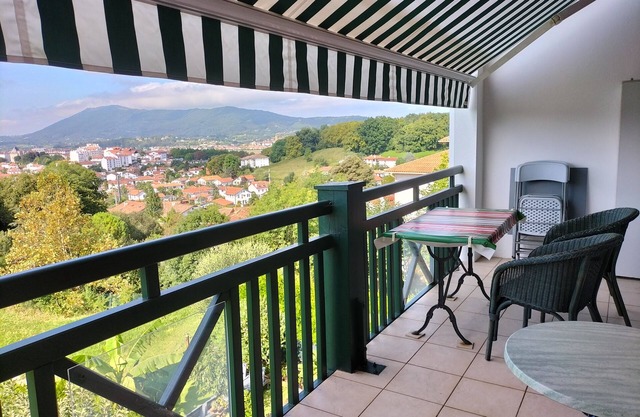 Hendaye comfortable apartment, terrace, view, parking.