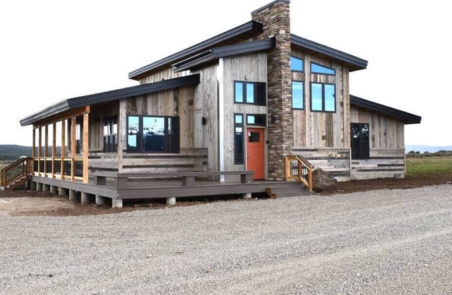 Henry's Ip Cabin | Sleeps 8 | 40 Min to