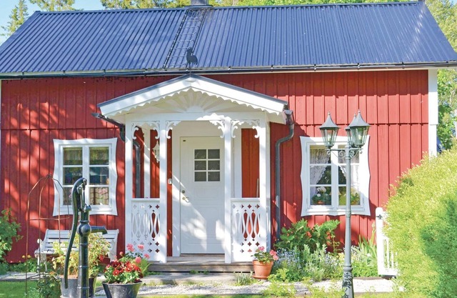 Here you will find a charmingly furnished small house just 300 m from lake Åklången.