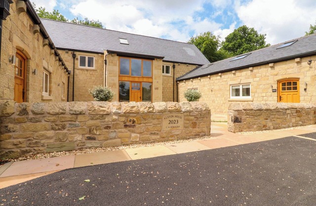 HERON VIEW, family friendly, character holiday cottage in Longridge