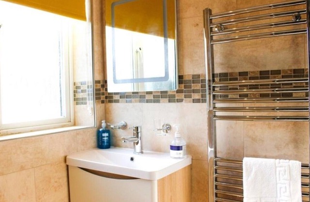 Hevs Heavenly Apartment With Steam Shower and Free Parking