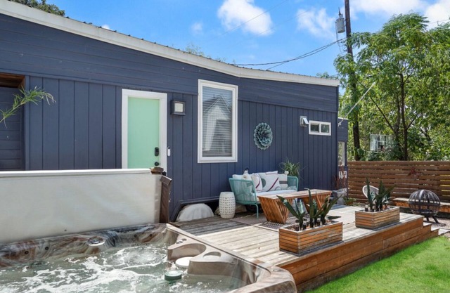 HGTV Featured Tiny Home w Hot Tub Near East 6th St