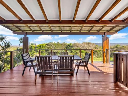 Hibiscus Dreaming - Walking distance to the beach