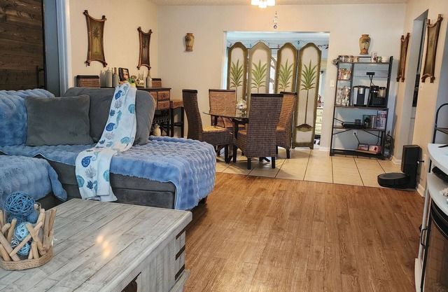 Hibiscus Hideaway nCozy home, Pet Friendly, Pool, Hot Tub, Kayaks & Bikes