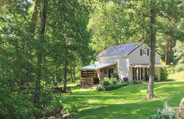 Hickory Creek Cottage - romantic getaway w/ hot tub, fireplace, open loft