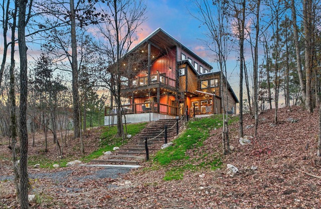 Hidden Creek Lodge - Hot tub, playground, bed swing, creek view, fire pit.