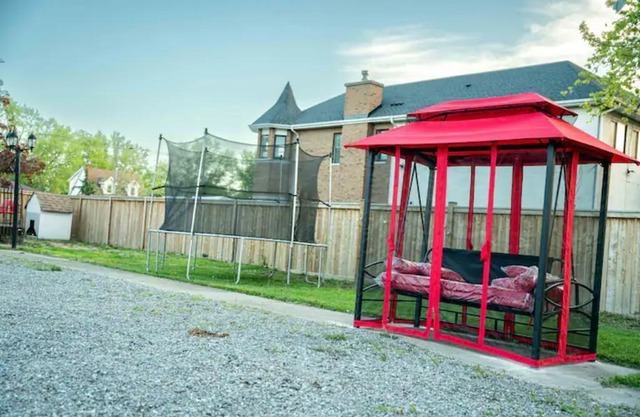HIDDEN GEM in THOROLD 20 min away from the falls /INDOOR HOT-TUB/SAUNA