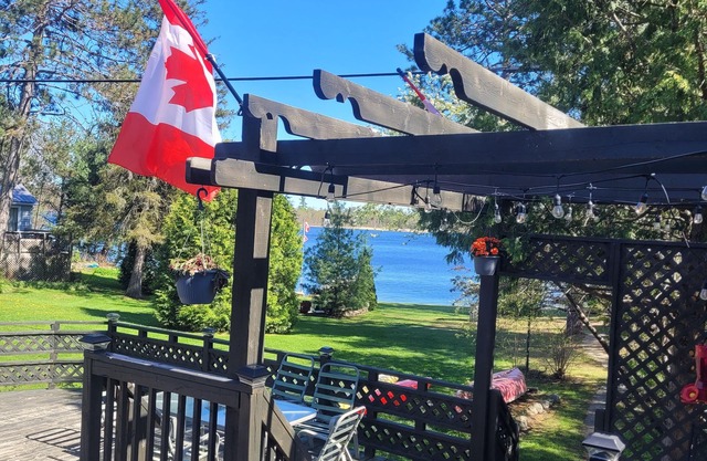 Hidden Gem Lakehouse. W/Hot tub. Pet Friendly. Sleeps 7. Lake front.
