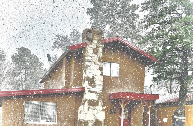 Hidden gem next to midtown! Book with us now! Hot tub, grill, private back yard.