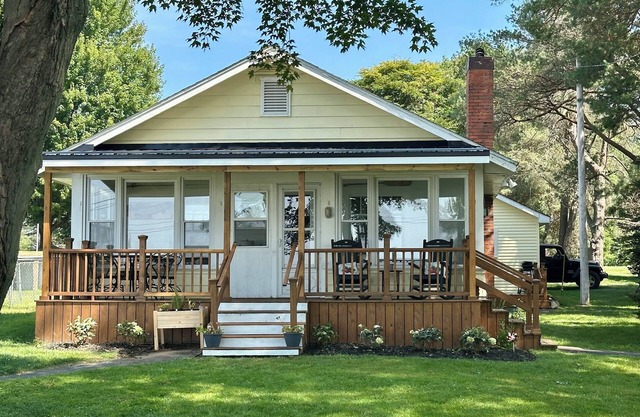 Hidden gem on Chautauqua’slake with SUPs, kayaks and pool!