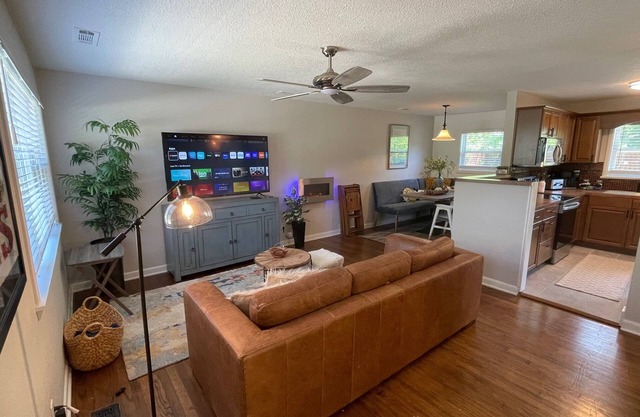 Hidden Gem! The Hogspitality House- Perfect Cottage- 5 min to Univ of Arkansas!