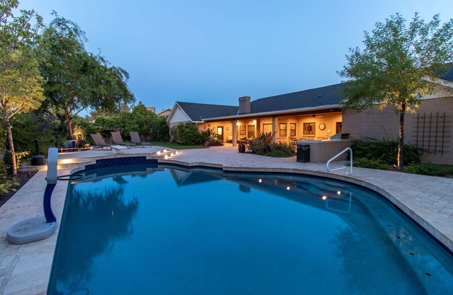 Hidden, Lush Treasure Close to Everything.Your Own Private Resort!