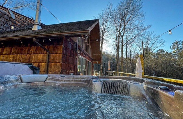 Hidden Pond: 7 Acres w/Swim Pond—Hot Tub—Creek+