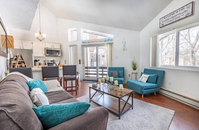 Hidden Valley -1 BR w/Loft -2 Min. walk to Pool/Ten
