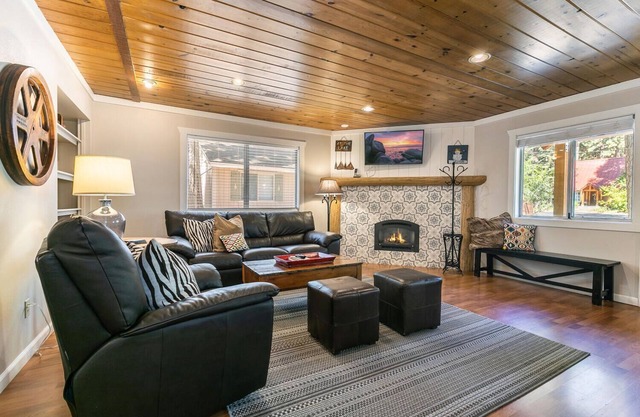Hidden Willow at Tahoe Park - Cozy 2 BR Cabin, Walk to Lake & Dining
