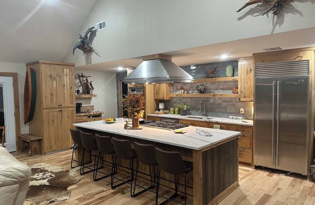 Hideaway Lodge in the Pines, home with coziness, comforts of home