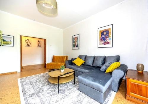High ceilings 75m2 Sleeps 9 Free parking