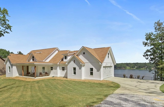 High Cliff Hideaway Tranquil Waterfront Lake Tuscaloosa Home - 20 minutes to UA